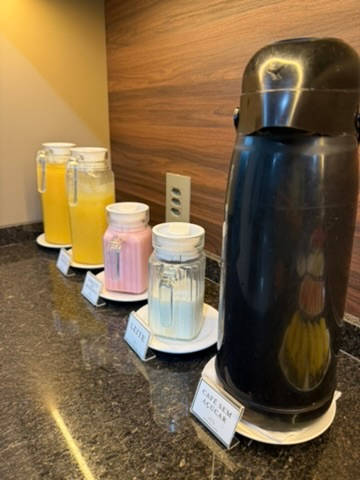 Jarras de suco de laranja e garrafa térmica de café