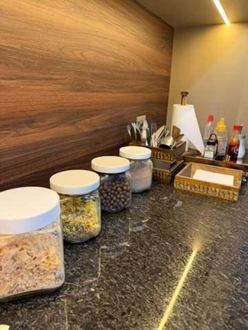 Potes de cereal e a bandeja de temperos na bancada