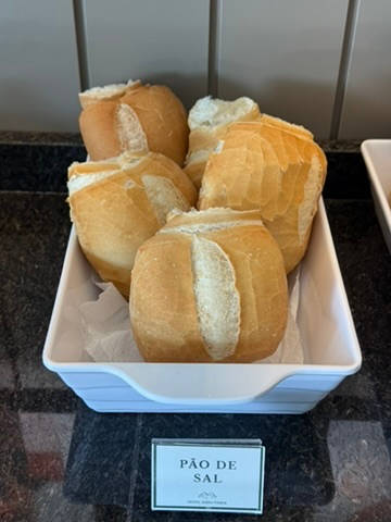 Travessa de pão de sal, com a plaquinha na bancada