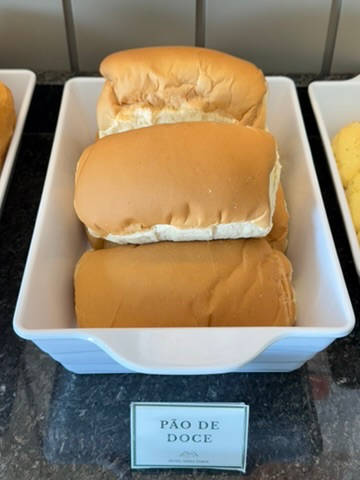 Travessa de pão doce, com a plaquinha na bancada