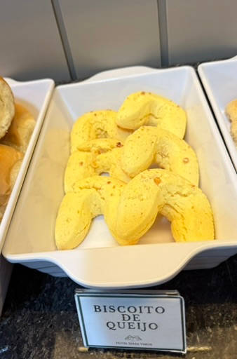 Travessa de biscoito de queijo, com a plaquinha