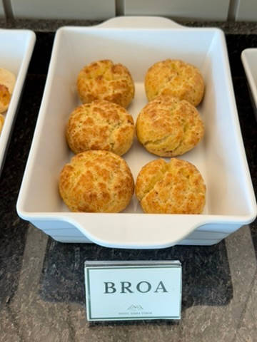 Travessa de broa, com a plaquinha na bancada
