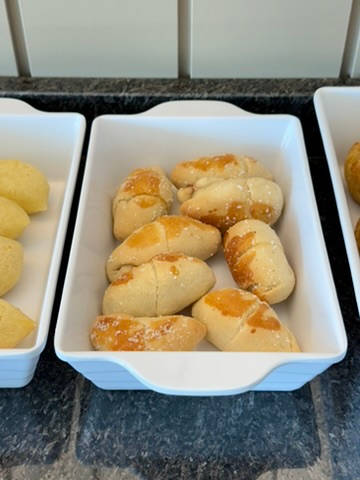 Travessa de pãezinhos assados na casa