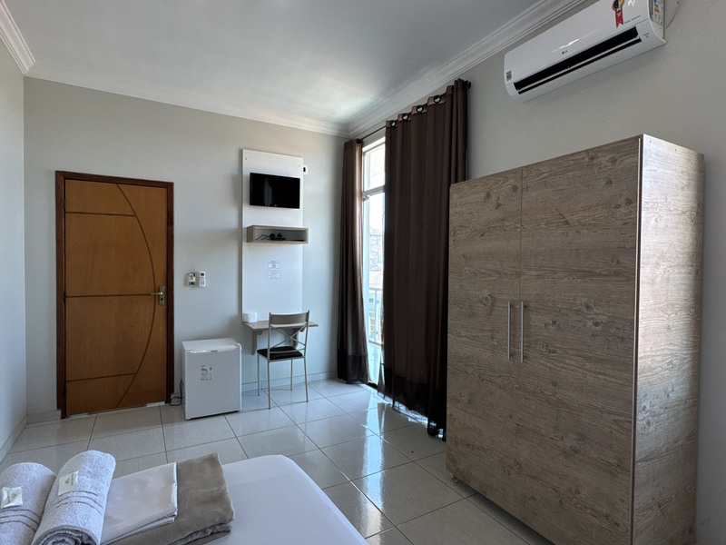Apartamento de casal com guarda-roupa e televisão