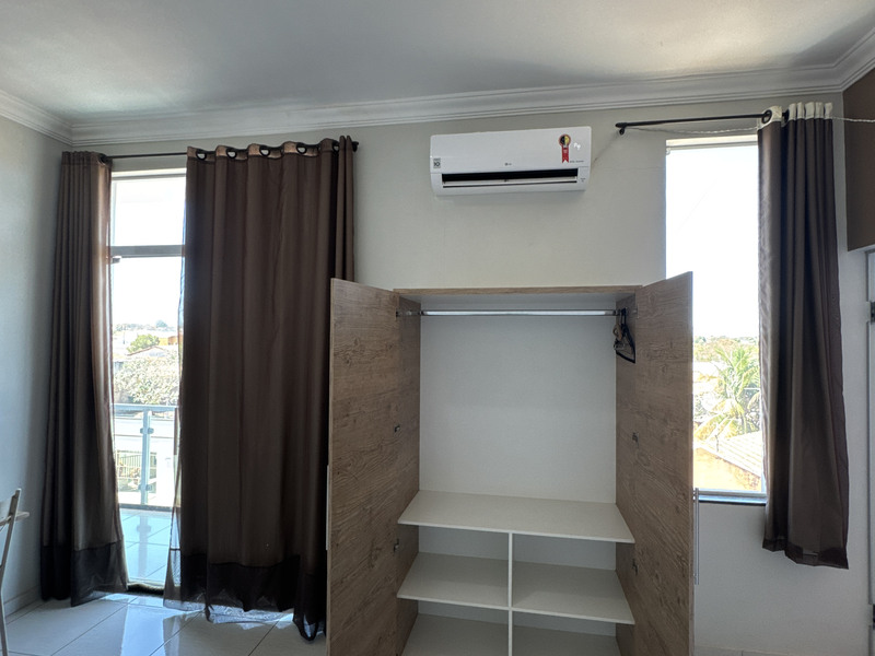 Escrivaninha e prateleiras do apartamento de casal