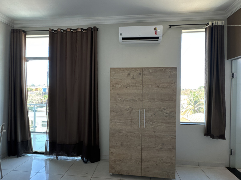 Janela e painel de madeira do apartamento de casal