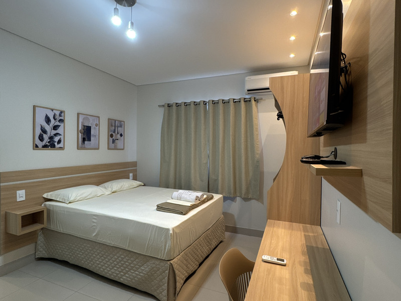 Apartamento queen amplo, com quadros e cortina