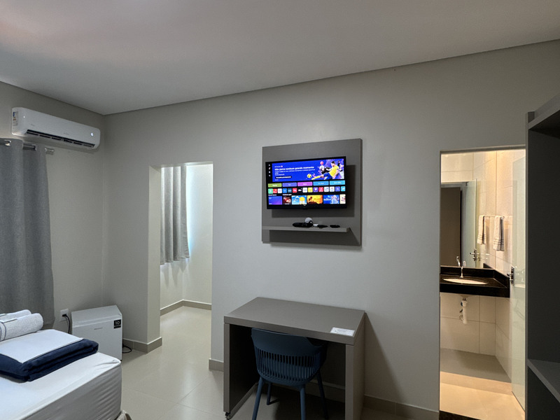 Apartamento queen com televisão e escrivaninha