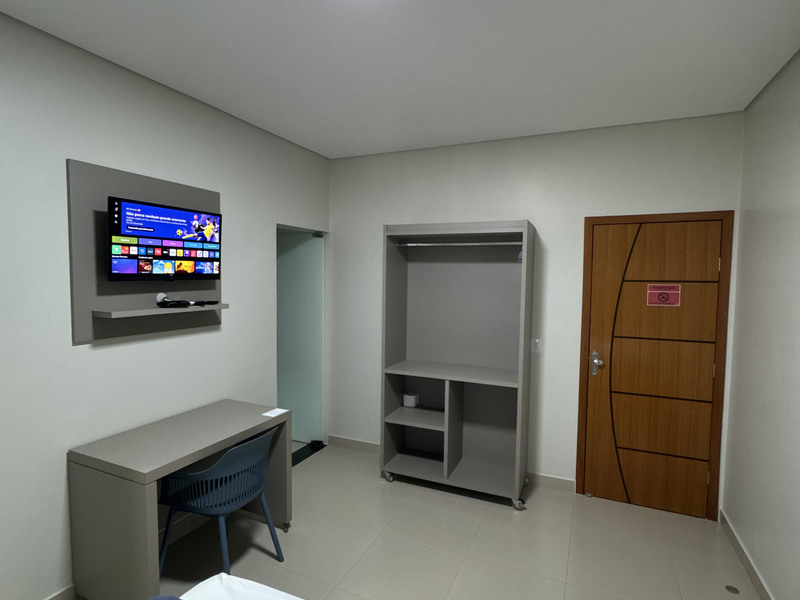 Bancada e televisão do apartamento queen