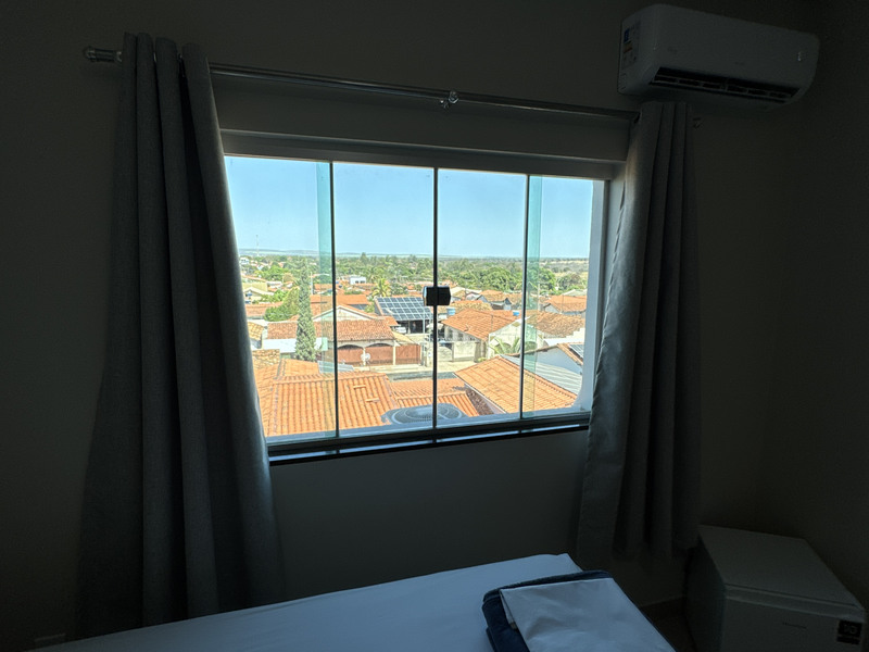Janela do apartamento queen com toalhas dobradas