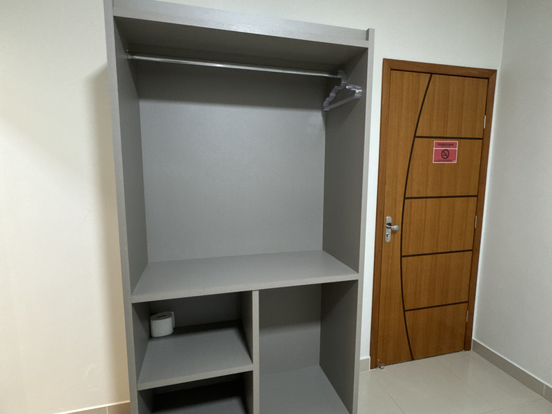 Guarda-roupa aberto do apartamento queen