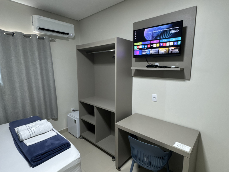 Televisão e escrivaninha do apartamento