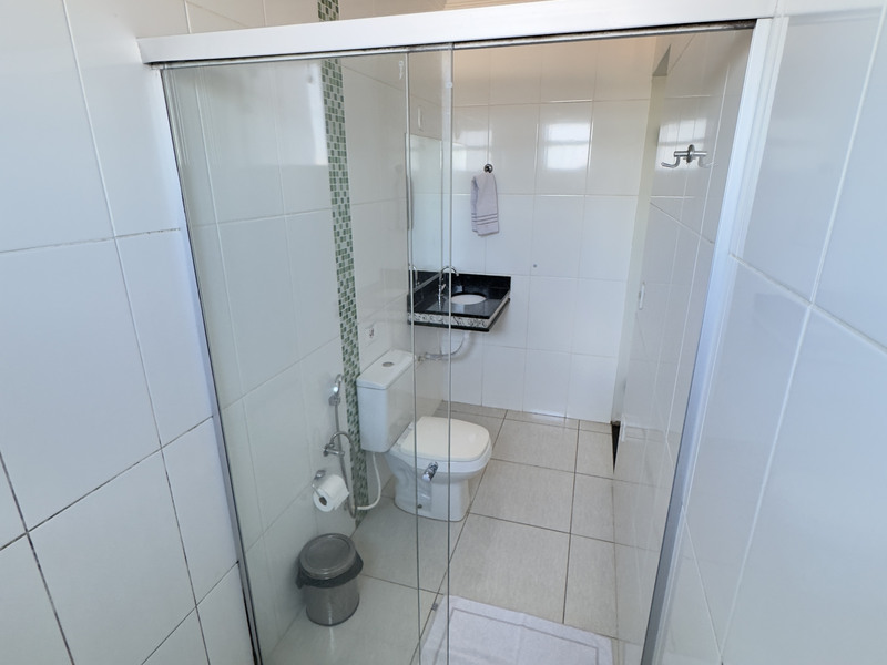 Box de vidro do banheiro do apartamento queen