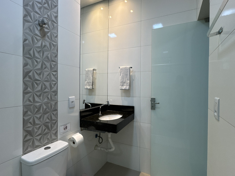 Banheiro do apartamento queen