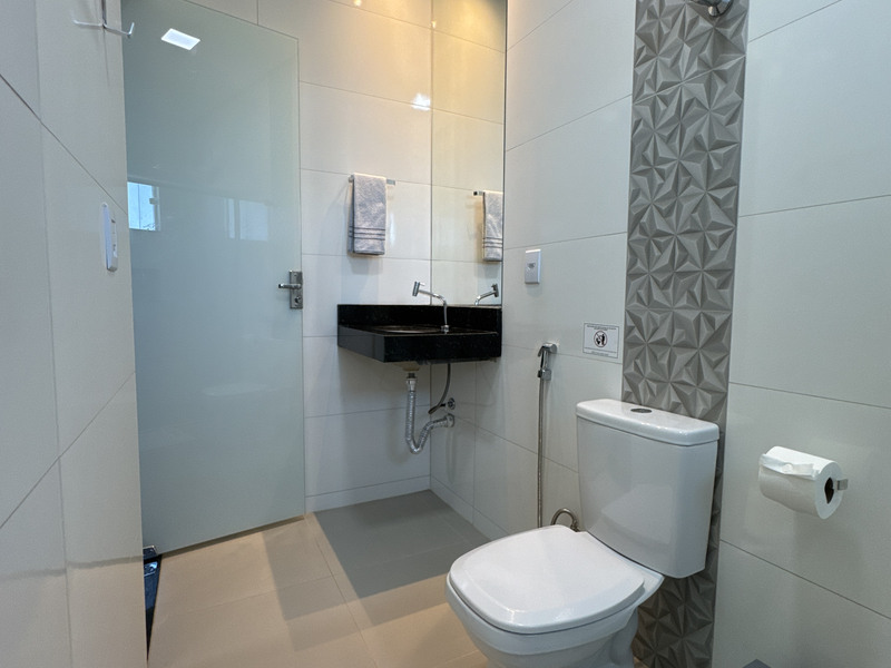 Banheiro do apartamento queen com solteiro