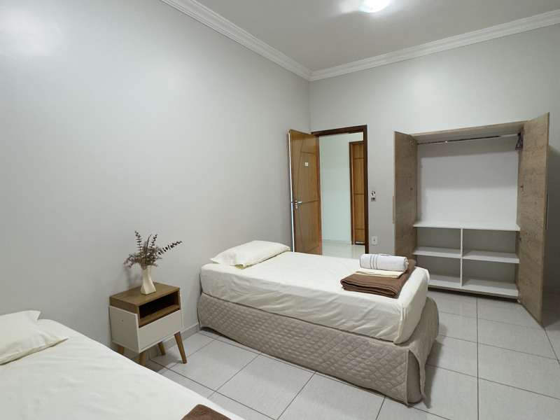 Apartamento de solteiro com armário aberto