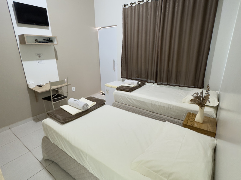 Cama de solteiro com espelho e televisão