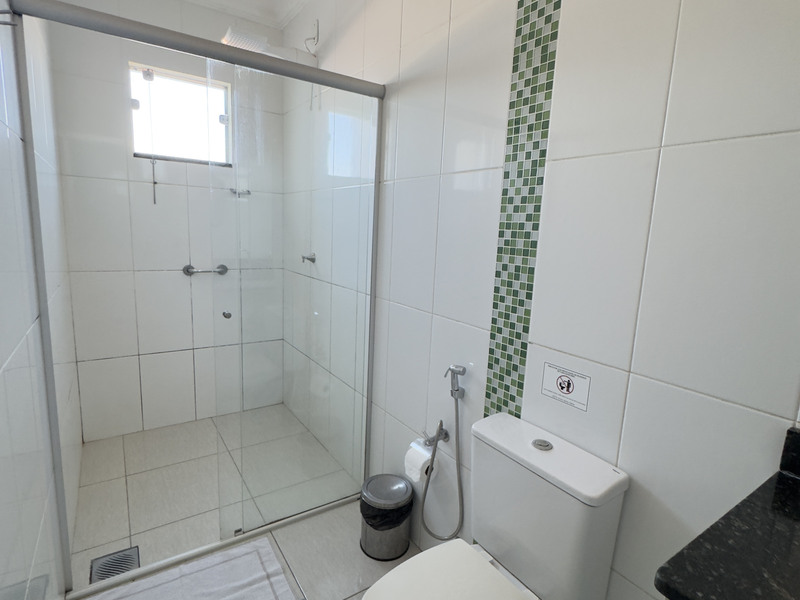 Banheiro do apartamento de solteiro, com box de vidro