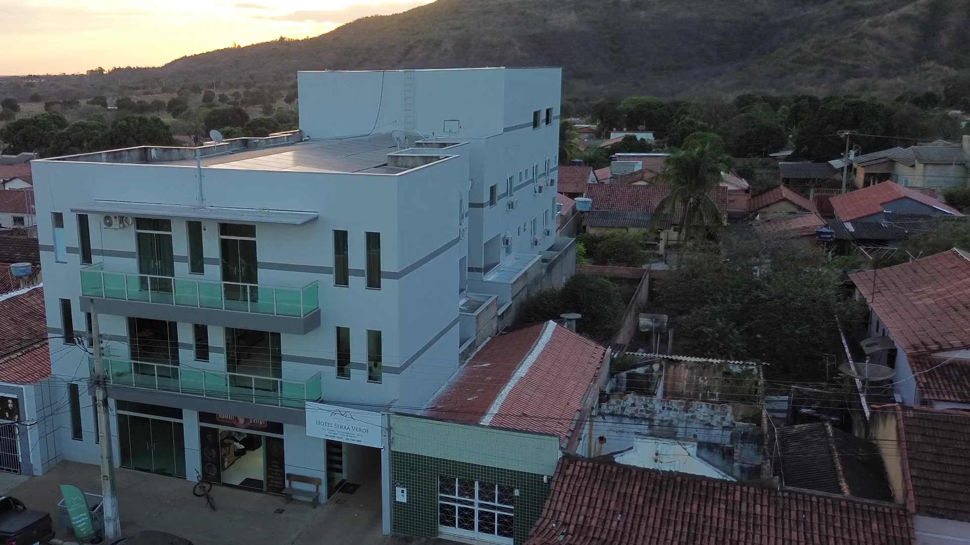 O Hotel Serra Verde visto do alto no fim da tarde, com a serra de Brasilândia de Minas ao fundo