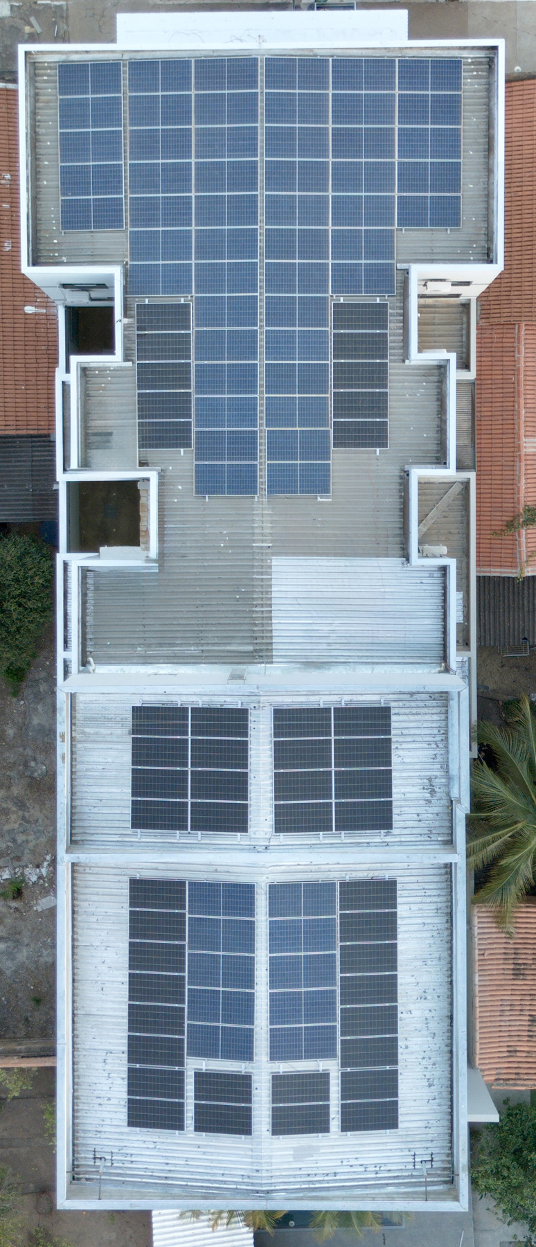 O hotel visto de cima, com as placas solares no telhado