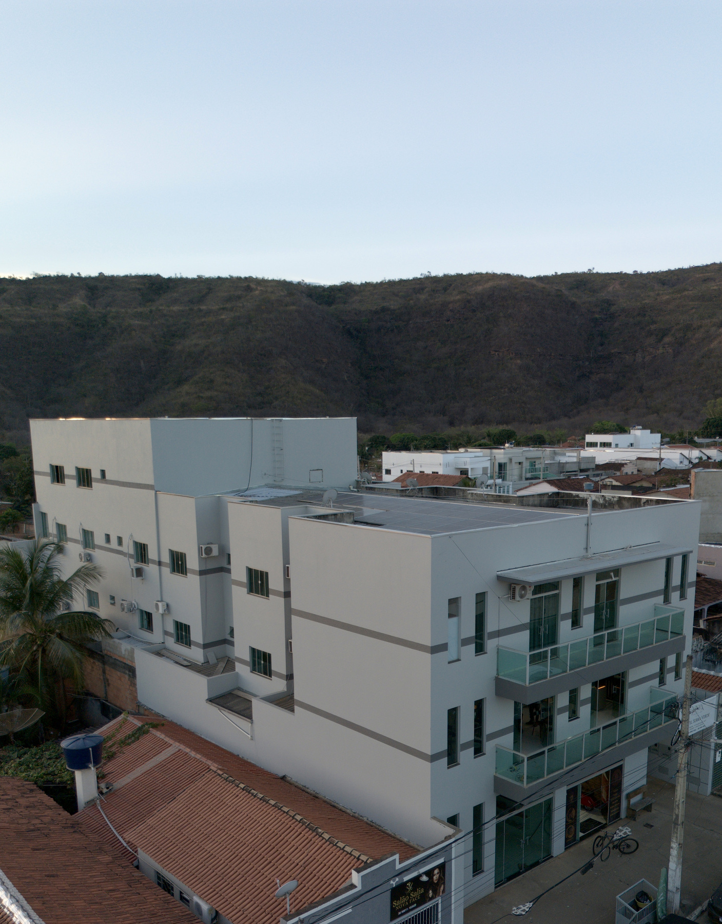 O prédio do hotel visto de um dos lados
