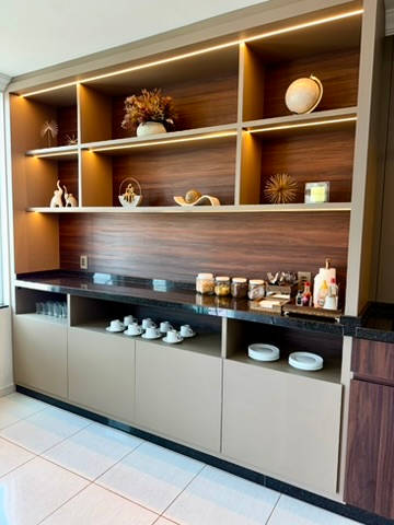Estante iluminada com louças, potes e peças de decoração