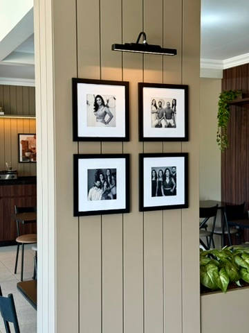Coluna com quatro fotos em preto e branco