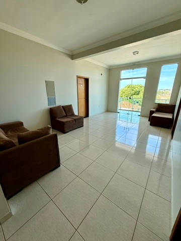 Sala de estar com sofás e janela envidraçada