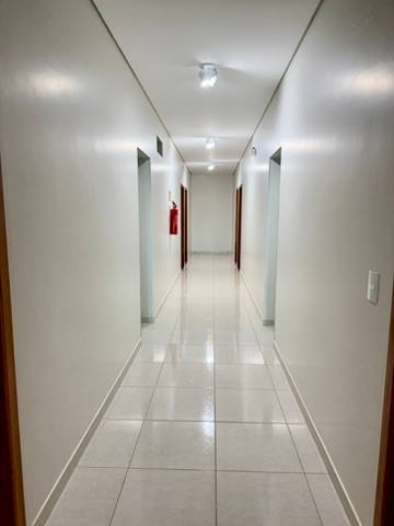 Corredor dos apartamentos, com piso claro