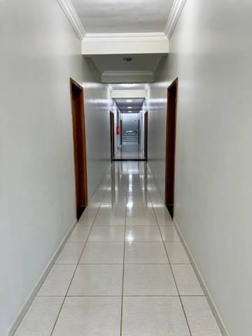 Corredor dos apartamentos, com portas de madeira