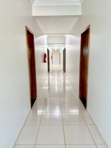 Corredor dos apartamentos visto de ponta a ponta