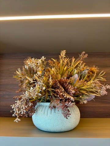 Arranjo de flores secas em vaso de cerâmica