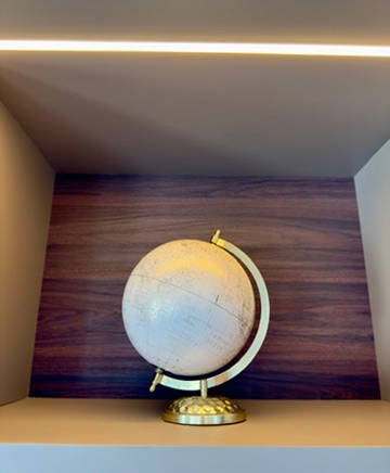 Globo terrestre no nicho iluminado da estante