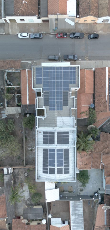 Telhado do hotel com as placas de energia solar