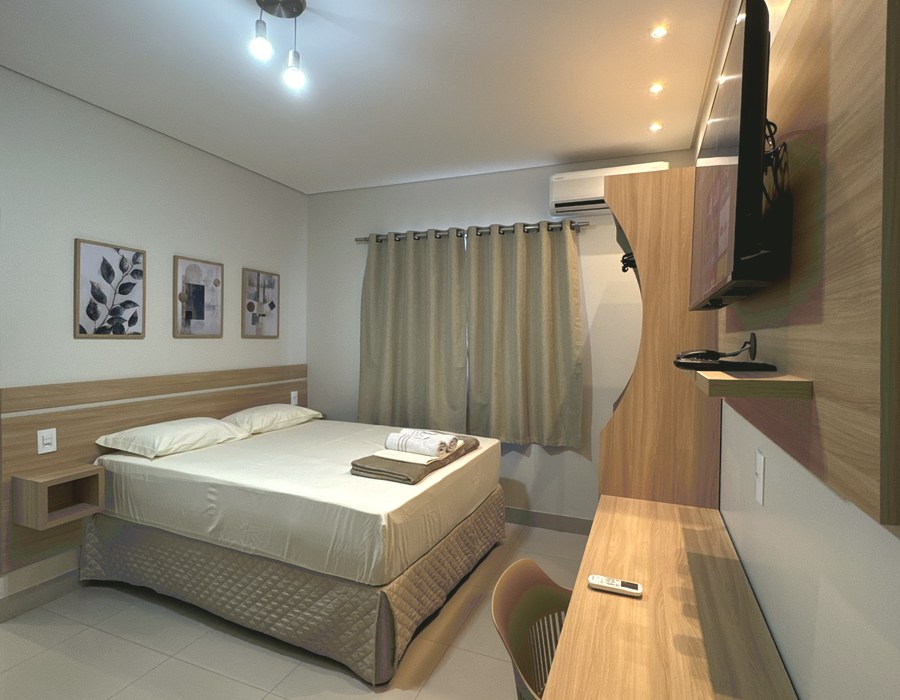 Apartamento amplo com cama de casal, quadros e cortina
